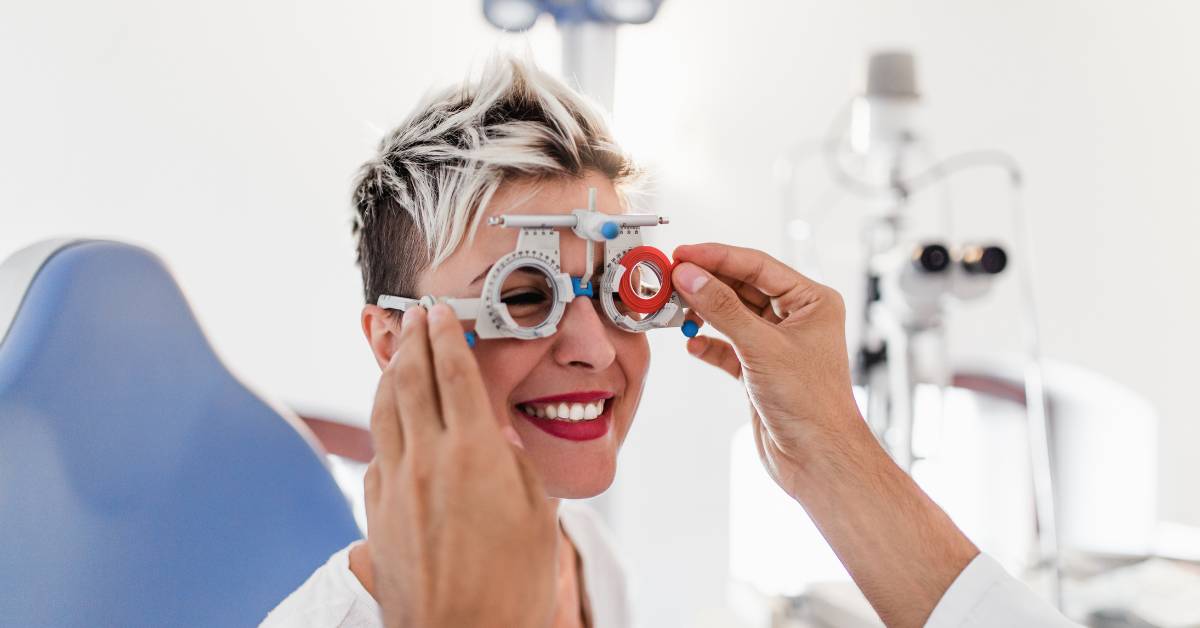 Oční kliniky, kterým byste se měli vyhnout: Varování pro pacienty 1 a person undergoing an eye examination with phoropter lens adjustment for quality eye care assessment