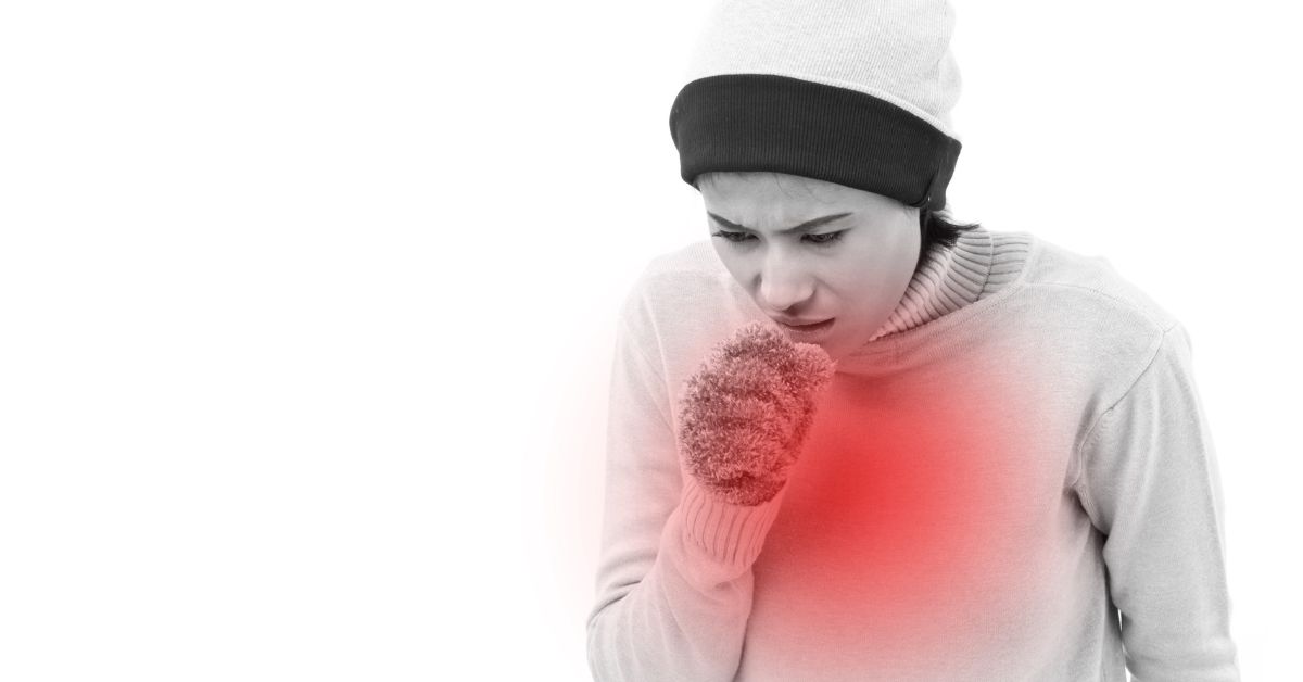 Babské rady na průdušky: 12 Účinných Rad Na Zánět Průdušek 1 a person experiencing chest discomfort and coughing, highlighting inflamed throat area indicative of bronchitis symptoms