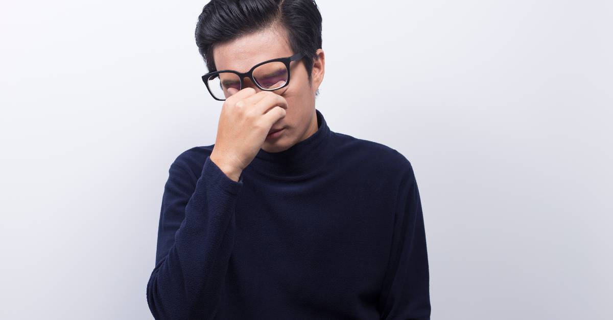 Jak snížit nitrooční tlak: Účinné metody a doporučení 1 a person covering one eye with their hand, possibly indicating eye discomfort or pressure-related symptoms