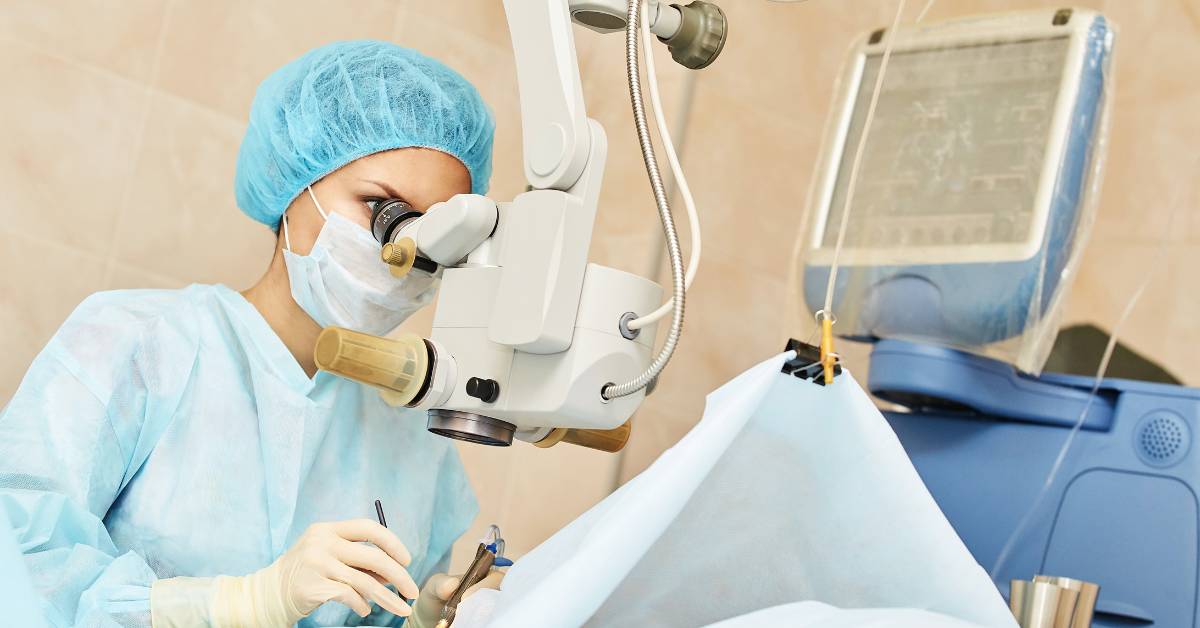 Transplantace rohovky: Co se děje během operace a jak dlouho trvá hojení? 10 a surgeon performing a precise keratoplasty procedure using an operating microscope during corneal transplantace rohovky surgery